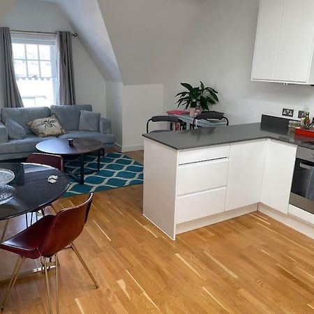 Апартаменты Lovely 2-Bed Flat With Well Equipped Kitchen Илинг Экстерьер фото