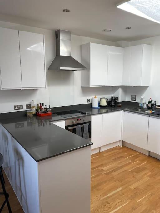 Апартаменты Lovely 2-Bed Flat With Well Equipped Kitchen Илинг Экстерьер фото