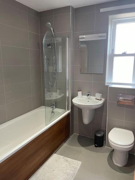 Апартаменты Lovely 2-Bed Flat With Well Equipped Kitchen Илинг Экстерьер фото